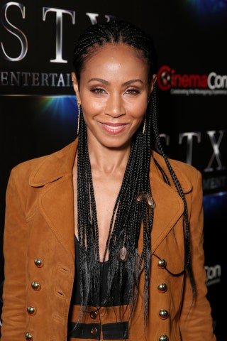 Throwback to these Jada Pinkett Smith perfectly parted box braids. Effortless and stylish.
